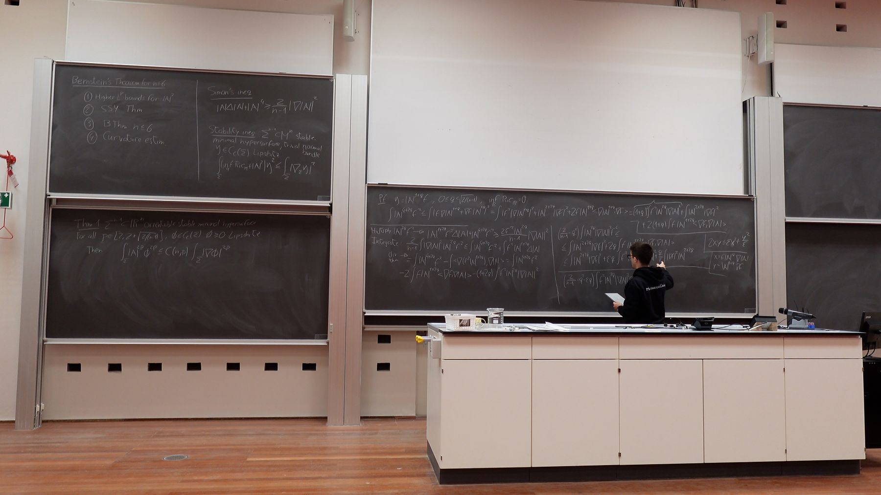 Carlos escribiendo en la pizarra de un aula de la Universidad de Copenhague