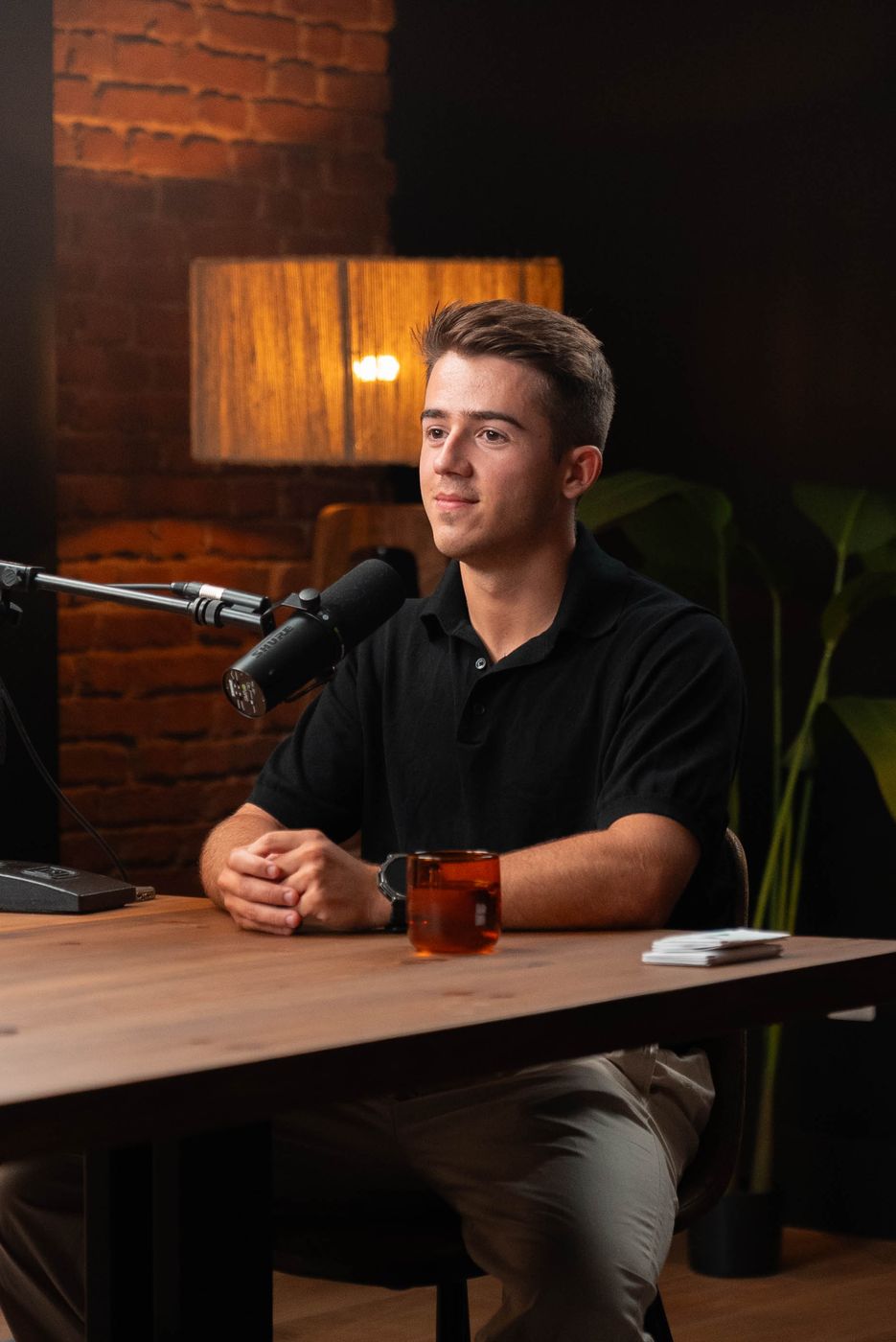 Carlos Reinaldo en el estudio de grabación de Matemáticas EBAU