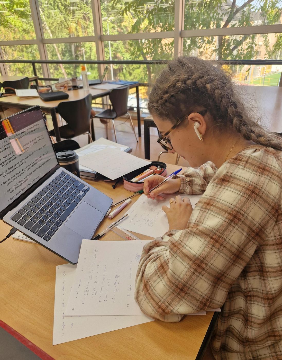 Virginia estudiando matemáticas en la biblioteca